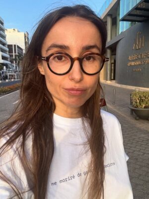 Zahara Instagram - Llevo septiembre tatuado en el costado.
Mes del año nuevo sin roscón de reyes.
Avanza este animal indomable a un ritmo cada vez más vertiginoso y yo busco una barandilla a la que agarrarme. A veces tiene forma de corcito, paseo; otras de meditación o de la mano de mijo de camino al colegio. Converso sobre emociones con las personas a las que amo y me desanimo leyendo a @frankiepiza mientras me cuestiono qué sé sobre qué. Nada es la sensación que me acecha. Lo que implica un océano de posibilidades.
Dicho esto, qué frío hoy ¿no?