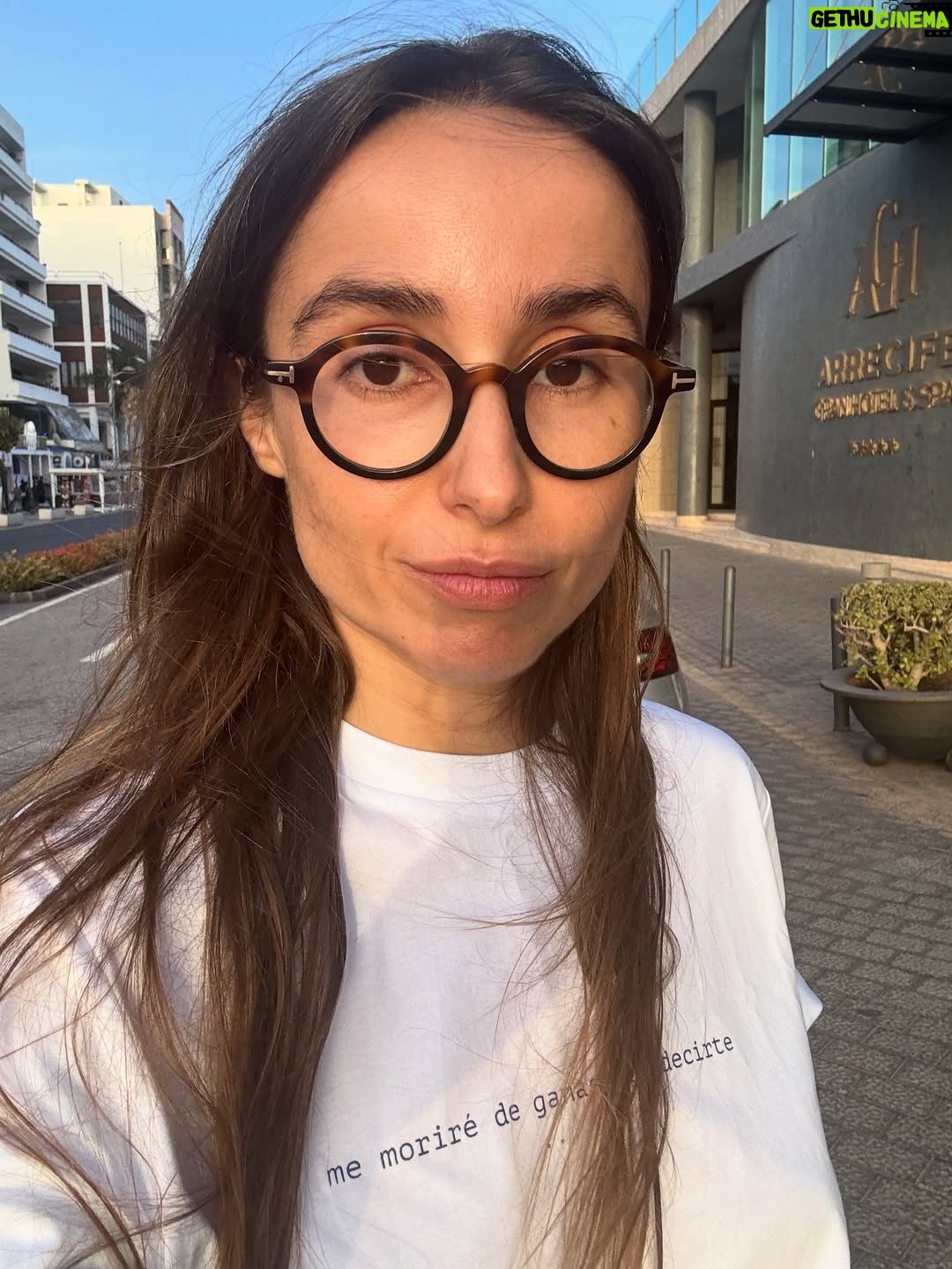 Zahara - 11.9K Likes - Llevo septiembre tatuado en el costado.
Mes del año nuevo sin roscón de reyes.
Avanza este animal indomable a un ritmo cada vez más vertiginoso y yo busco una barandilla a la que agarrarme. A veces tiene forma de corcito, paseo; otras de meditación o de la mano de mijo de camino al colegio. Converso sobre emociones con las personas a las que amo y me desanimo leyendo a @frankiepiza mientras me cuestiono qué sé sobre qué. Nada es la sensación que me acecha. Lo que implica un océano de posibilidades.
Dicho esto, qué frío hoy ¿no?