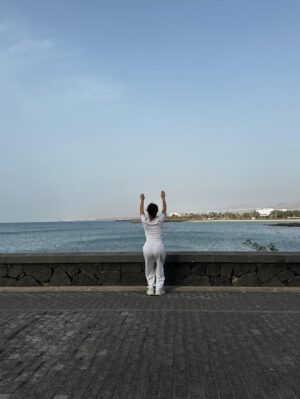 Zahara Instagram - Llevo septiembre tatuado en el costado.
Mes del año nuevo sin roscón de reyes.
Avanza este animal indomable a un ritmo cada vez más vertiginoso y yo busco una barandilla a la que agarrarme. A veces tiene forma de corcito, paseo; otras de meditación o de la mano de mijo de camino al colegio. Converso sobre emociones con las personas a las que amo y me desanimo leyendo a @frankiepiza mientras me cuestiono qué sé sobre qué. Nada es la sensación que me acecha. Lo que implica un océano de posibilidades.
Dicho esto, qué frío hoy ¿no?