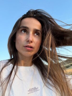 Zahara Instagram - Llevo septiembre tatuado en el costado.
Mes del año nuevo sin roscón de reyes.
Avanza este animal indomable a un ritmo cada vez más vertiginoso y yo busco una barandilla a la que agarrarme. A veces tiene forma de corcito, paseo; otras de meditación o de la mano de mijo de camino al colegio. Converso sobre emociones con las personas a las que amo y me desanimo leyendo a @frankiepiza mientras me cuestiono qué sé sobre qué. Nada es la sensación que me acecha. Lo que implica un océano de posibilidades.
Dicho esto, qué frío hoy ¿no?