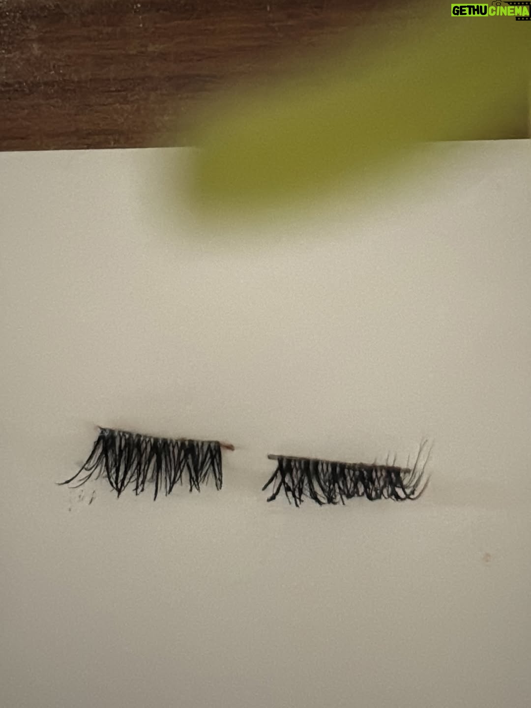 Zahara - 11.9K Likes - Llevo septiembre tatuado en el costado.
Mes del año nuevo sin roscón de reyes.
Avanza este animal indomable a un ritmo cada vez más vertiginoso y yo busco una barandilla a la que agarrarme. A veces tiene forma de corcito, paseo; otras de meditación o de la mano de mijo de camino al colegio. Converso sobre emociones con las personas a las que amo y me desanimo leyendo a @frankiepiza mientras me cuestiono qué sé sobre qué. Nada es la sensación que me acecha. Lo que implica un océano de posibilidades.
Dicho esto, qué frío hoy ¿no?