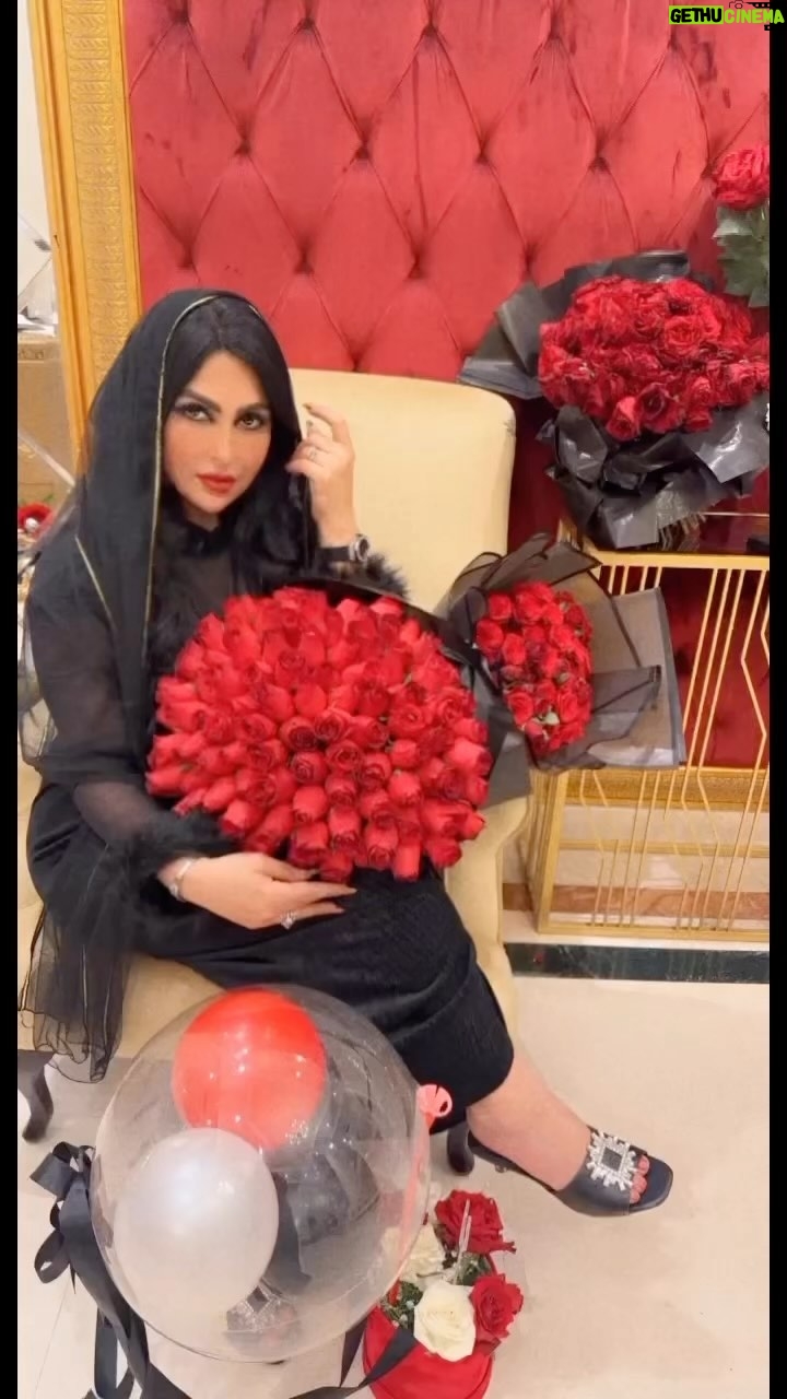 Zainab Al Askari - 2.7K Likes - "إن بغيت أوصفك وصفك مستحيل  وإن بغيت الصدق ما مثلك أحد". في عيوني انت أجمل ما أشوف
وفي حياتي مايجي مثلك أحد "❤️#الحب #الورد #الوردالاحمر_يليق_بك