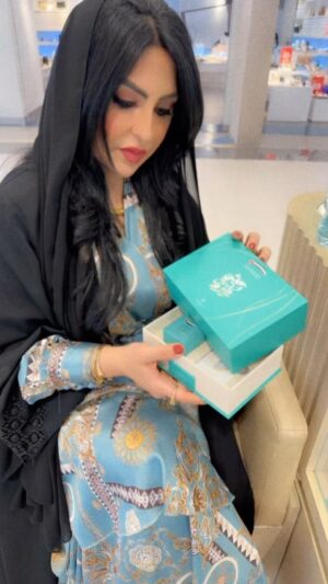 Zainab Al Askari Instagram - وتجهزنا بالتوزيعات الجميلة لليوم الوطني الاماراتي من @carmen_perfumes 🌹#الإمارات