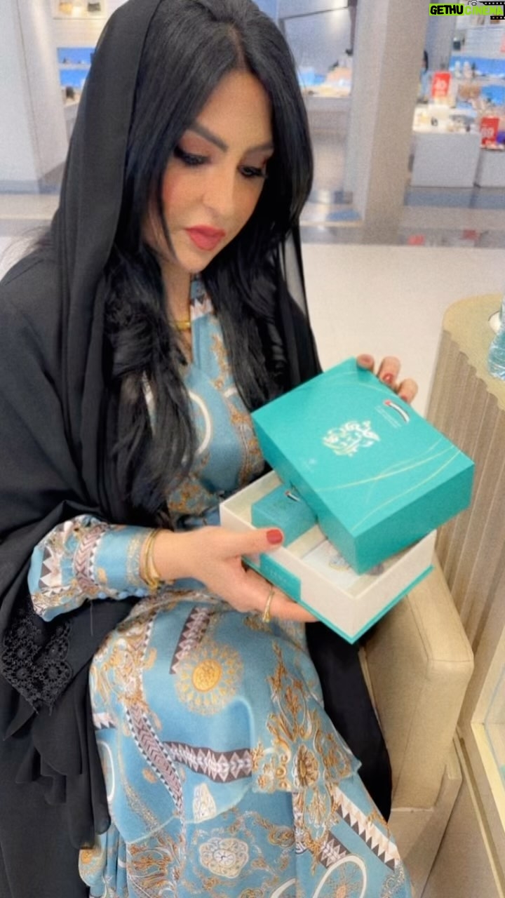Zainab Al Askari - 2K Likes - وتجهزنا بالتوزيعات الجميلة لليوم الوطني الاماراتي من @carmen_perfumes 🌹#الإمارات