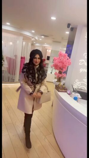 Zainab Al Askari Instagram - الابتسامة والكَلمات الجَميِلة هَدايِا بَسيِطة يِبَقى أثَرها فَي القلوب للأبَد.شكرا احبابي على كلماتكم الجميلة لي🌺#كلمات #احباب #شكرا