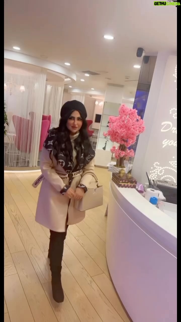 Zainab Al Askari - 2.7K Likes - الابتسامة والكَلمات الجَميِلة هَدايِا بَسيِطة يِبَقى أثَرها فَي القلوب للأبَد.شكرا احبابي على كلماتكم الجميلة لي🌺#كلمات #احباب #شكرا