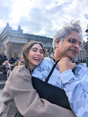 Zara Khan Instagram - Dear kushhhh DARLING ❤️ u know i love u so freaking much! Happy happy birthday 🥳 thank you for always making each an every work moment feel like a joy ride full of fun and laughter all thanks to u cracking me up all the time and i know I’m no less & that’s why every work day feels like the best with you ! Thank u for always taking care of me and pampering me the way u do along with looking into each an every detail of mine specially being my own personal fashion police !! Cheers to another amazing year and celebrating you 🍻 ❤️ love uuu to the moon an back 😘😘😘 @kushalsampat  ps: one of the most fun work trips we had to the UK 🇬🇧 looking forward to many more !!!! 🤗😍