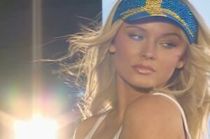 Zara Larsson Instagram - Swedens very own has a #1 album at home 🇸🇪🇸🇪🇸🇪🇸🇪🇸🇪🇸🇪🇸🇪🇸🇪 tack tack!!! puss puss!!!