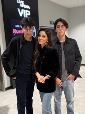 Zarifa Mgoyan Instagram - Сергей, родной, подобрать слова сложно… Просто…спасибо!
За то, что ты есть.
За то, что в это непростое время ты даришь людям столько счастья, столько света, столько радости🙏🏼
Сегодня каждый из нас чувствовал себя частью чего-то очень большого и важного.
Браво, Артист!👏
И, казалось бы, ну как возможно — ещё больше, ещё лучше?
А каждый раз — возможно!
Ты превосходишь себя.🙏🏼
Не могу выразить эмоций — просто благодарю.❤️
Спасибо твоим родителям и Богу — за Тебя.
Твоя Зара. 

P.S.: рада, что смогла обнять тебя после концерта.