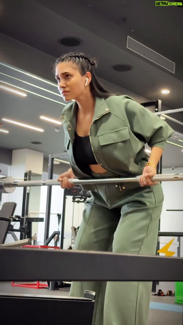 Zebaa Khan - 3 Likes - Back to the game …

#fitness #workout