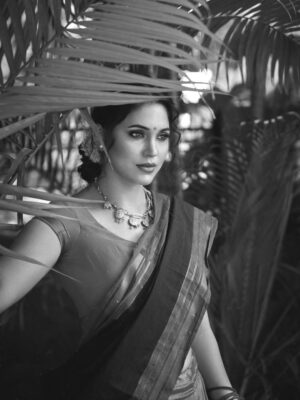 Zebaa Khan Instagram - Old is gold 🖤
Photography @gaurhav_sethi