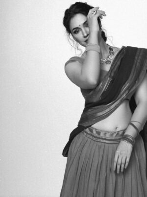 Zebaa Khan Instagram - Old is gold 🖤
Photography @gaurhav_sethi