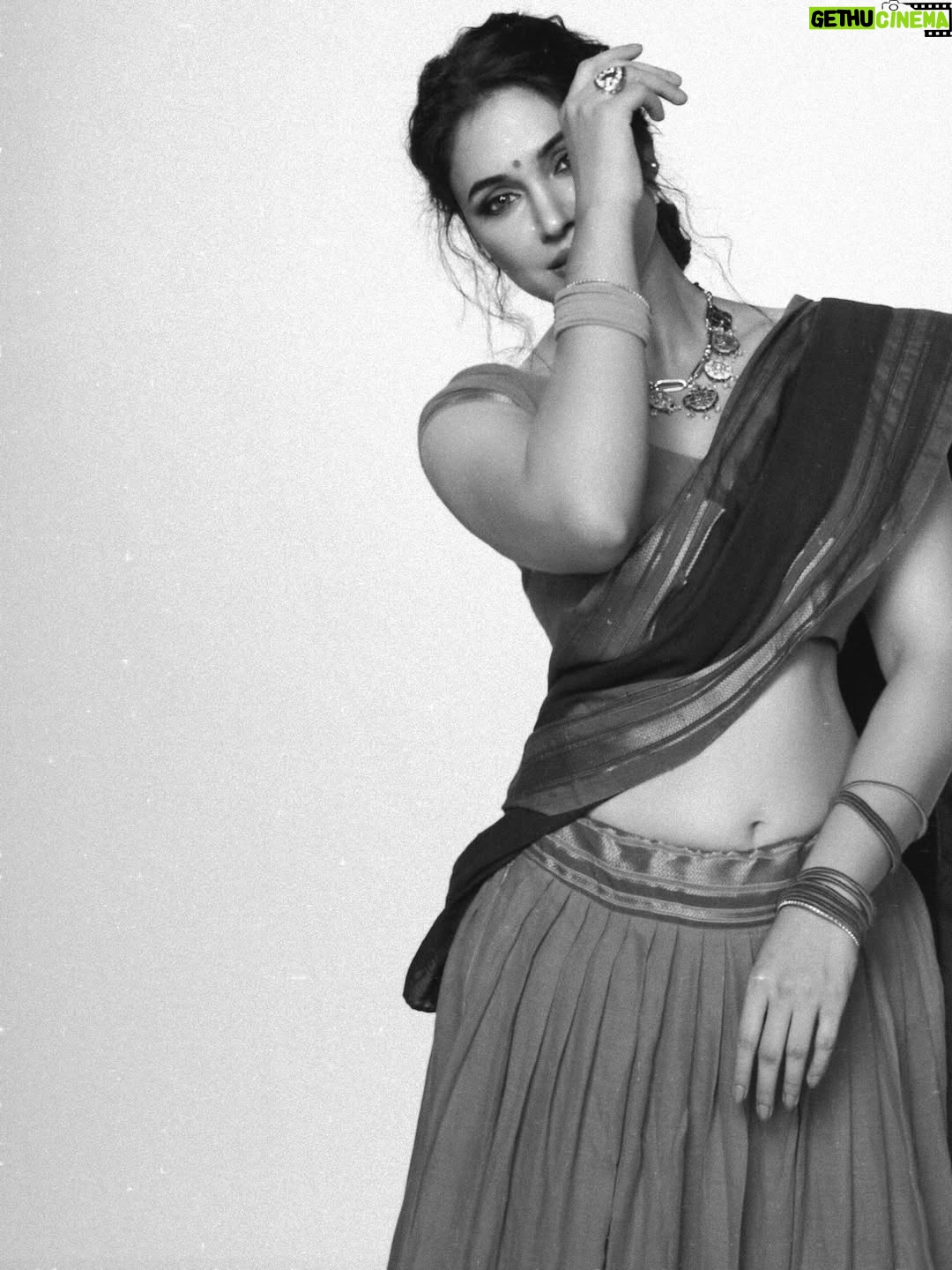 Zebaa Khan - 1.5K Likes - Old is gold 🖤

Photography @gaurhav_sethi