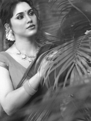 Zebaa Khan Instagram - Old is gold 🖤
Photography @gaurhav_sethi