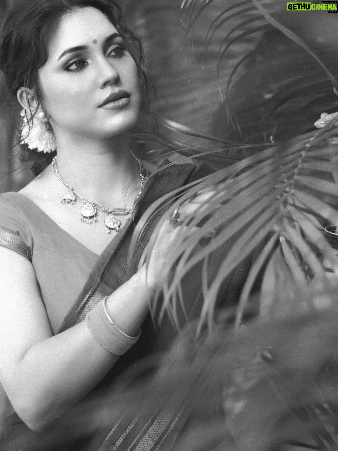 Zebaa Khan - 1.5K Likes - Old is gold 🖤

Photography @gaurhav_sethi