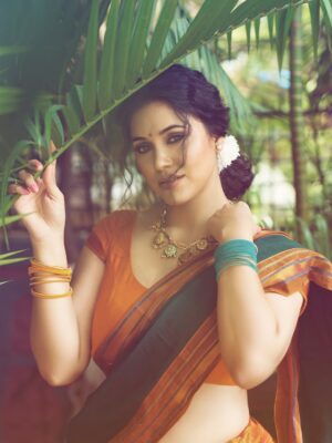 Zebaa Khan Instagram - Old is gold 🖤
Photography @gaurhav_sethi