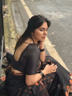 Zebaa Khan Instagram - The feminine urge to wear a saree…