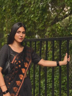 Zebaa Khan Instagram - The feminine urge to wear a saree…