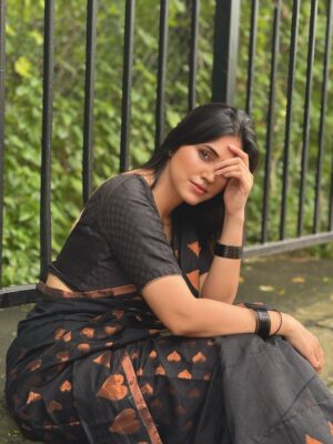 Zebaa Khan Instagram - The feminine urge to wear a saree…