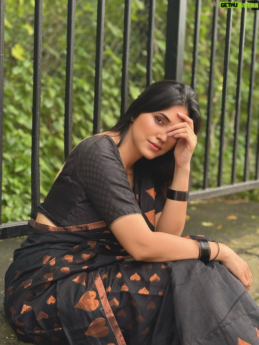 Zebaa Khan - 3.9K Likes - The feminine urge to wear a saree…