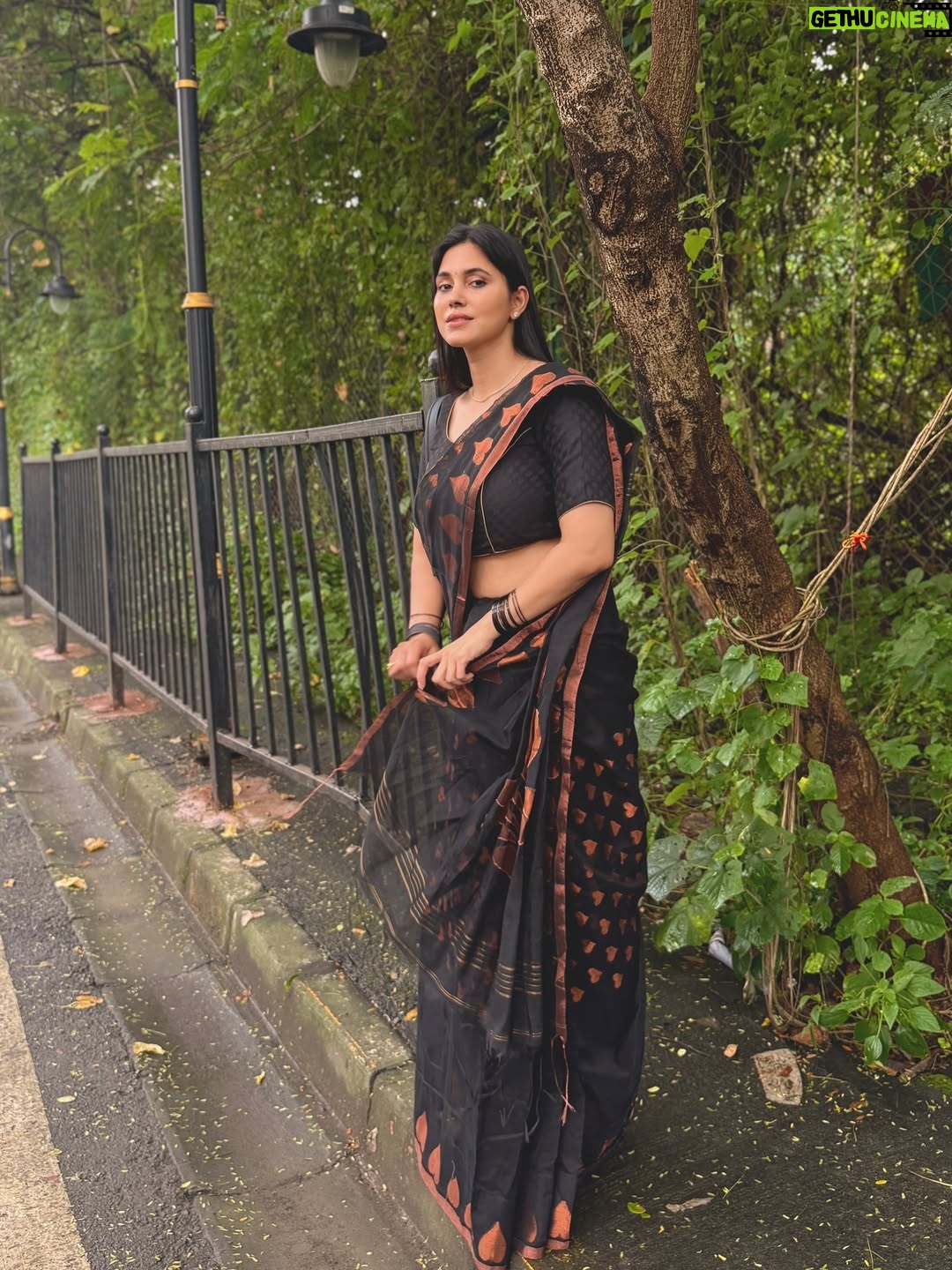 Zebaa Khan - 3.9K Likes - The feminine urge to wear a saree…