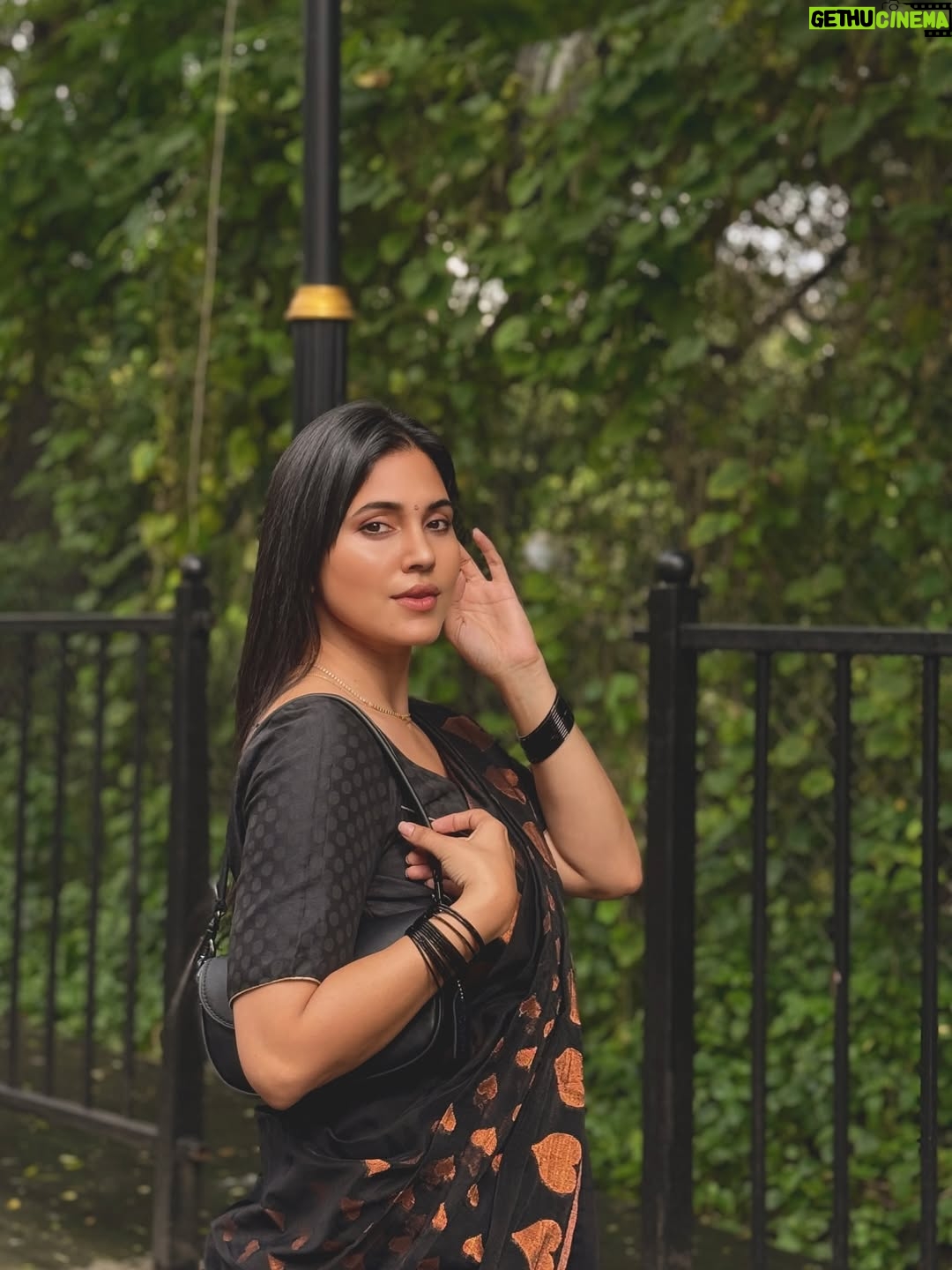 Zebaa Khan - 3.9K Likes - The feminine urge to wear a saree…