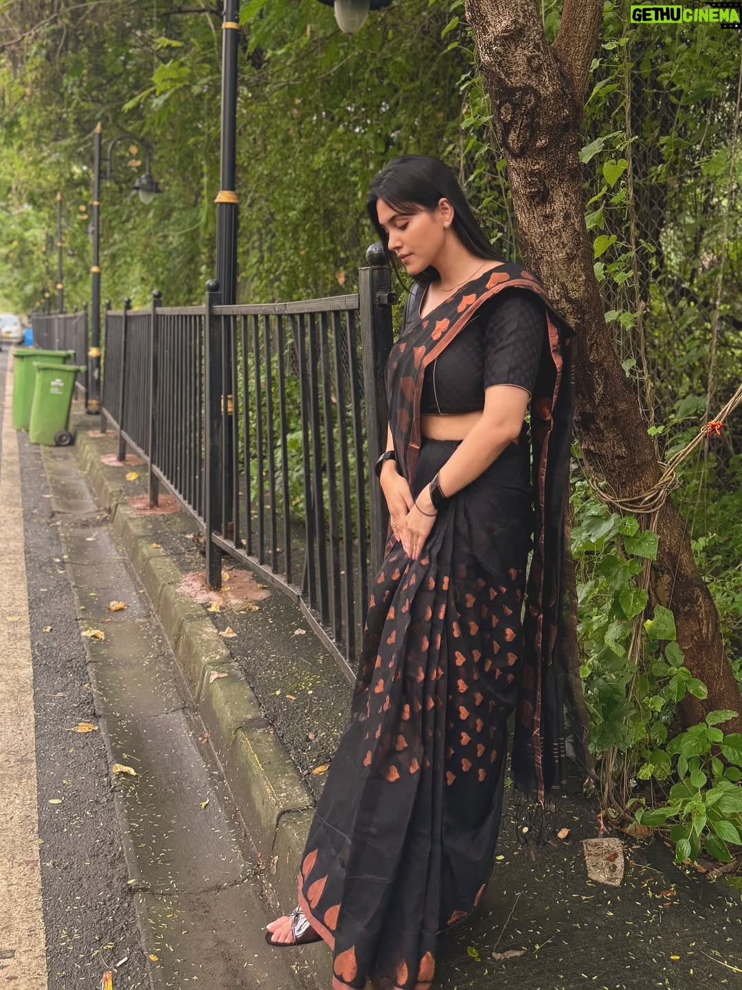 Zebaa Khan - 3.9K Likes - The feminine urge to wear a saree…