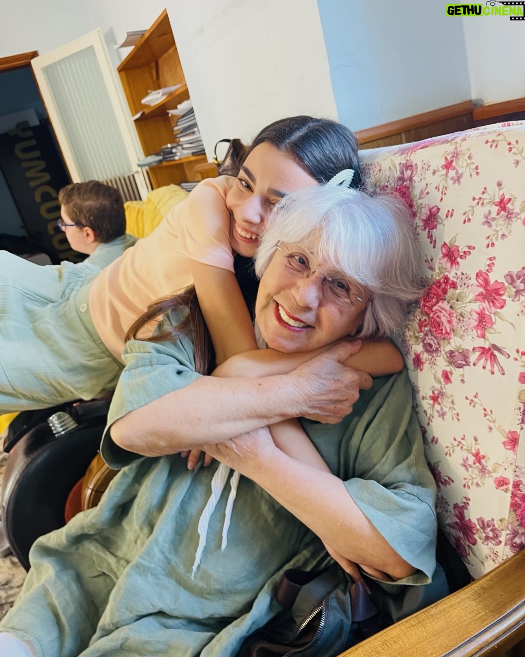 Zerrin Sümer - 1.6K Likes - Ada  ile sarmaş dolaşız ,  çok tatlıdır kızımız . Yolu açık şansı bol olsun inşallah .🙏❤️