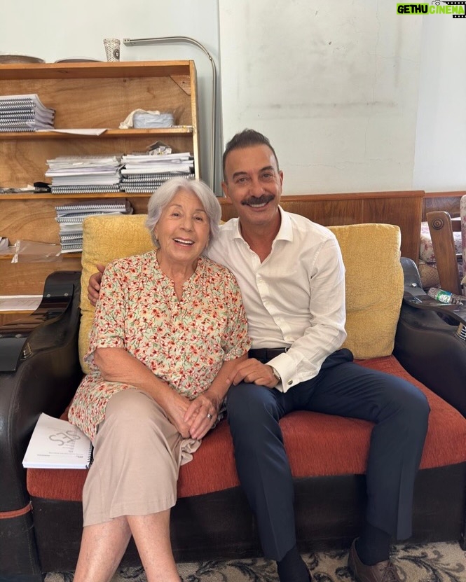 Zerrin Sümer - 2.4K Likes - 18 yıl sonra aynı sette olmak ; sanki dün ayrılmış  gibi . Başka bir işte bu sevgi yaşanır mı bilmem ❤️