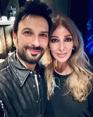 Zerrin Tekindor Instagram - Pazar akşamı @theo2london’da 20 bin kişiyle birlikte unutulmaz bir gece yaşandı. Uzun zamandır bir konserde bu kadar heyecanlı, coşkulu ve yerinde duramayan bir kalabalık görmemiştim. @tarkan, hepimizin özlediği o ortak ruhu; birlikte şarkı söyleyip dans etmenin, aynı anda duygulanıp sonra hep birlikte zıplamanın o müthiş enerjisini yeniden canlandırdı. Kalpten kalbe bir yol açtı, birlik ve beraberlik duygusunu hatırlattı. Umarım bu ruh solmaz.

Sevgili arkadaşım @cansengun1’ün yeteneğine hep çok hayrandım. İnanılmazdı her zamanki gibi. Onu bu sahnede izlemek çok gurur verici.

Birlikte çalışmaktan mutluluk duyduğum @sahmeranentertainment ise her zamanki gibi inanılmaz kaliteli bir organizasyona imza atmış. Tüm ekibi tebrik ederim.

#tarkanlive #tarkaneu2025