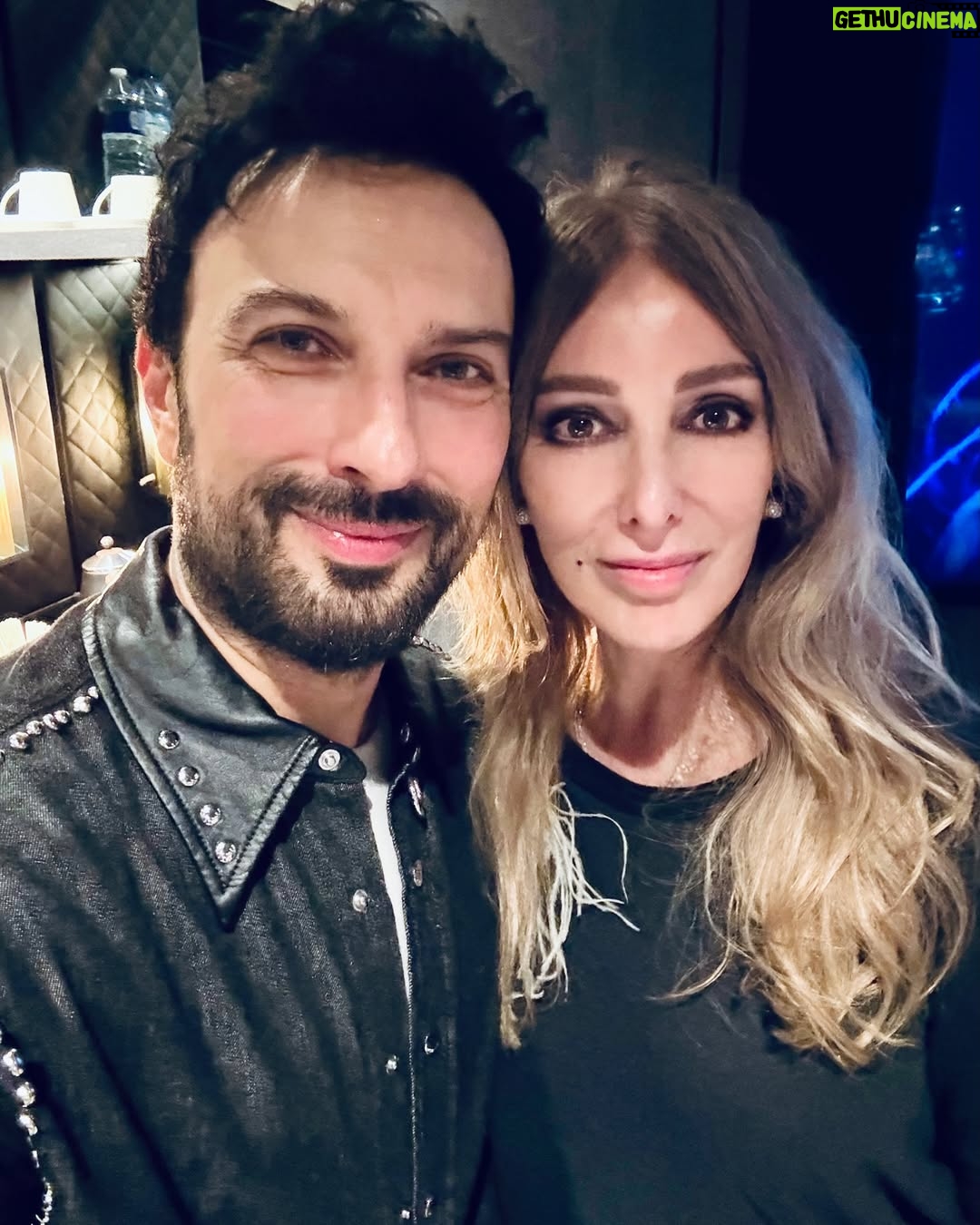 Zerrin Tekindor - 79.3K Likes - Pazar akşamı @theo2london’da 20 bin kişiyle birlikte unutulmaz bir gece yaşandı. Uzun zamandır bir konserde bu kadar heyecanlı, coşkulu ve yerinde duramayan bir kalabalık görmemiştim. @tarkan, hepimizin özlediği o ortak ruhu; birlikte şarkı söyleyip dans etmenin, aynı anda duygulanıp sonra hep birlikte zıplamanın o müthiş enerjisini yeniden canlandırdı. Kalpten kalbe bir yol açtı, birlik ve beraberlik duygusunu hatırlattı. Umarım bu ruh solmaz.

Sevgili arkadaşım @cansengun1’ün yeteneğine hep çok hayrandım. İnanılmazdı her zamanki gibi. Onu bu sahnede izlemek çok gurur verici.

Birlikte çalışmaktan mutluluk duyduğum @sahmeranentertainment ise her zamanki gibi inanılmaz kaliteli bir organizasyona imza atmış. Tüm ekibi tebrik ederim.

#tarkanlive #tarkaneu2025