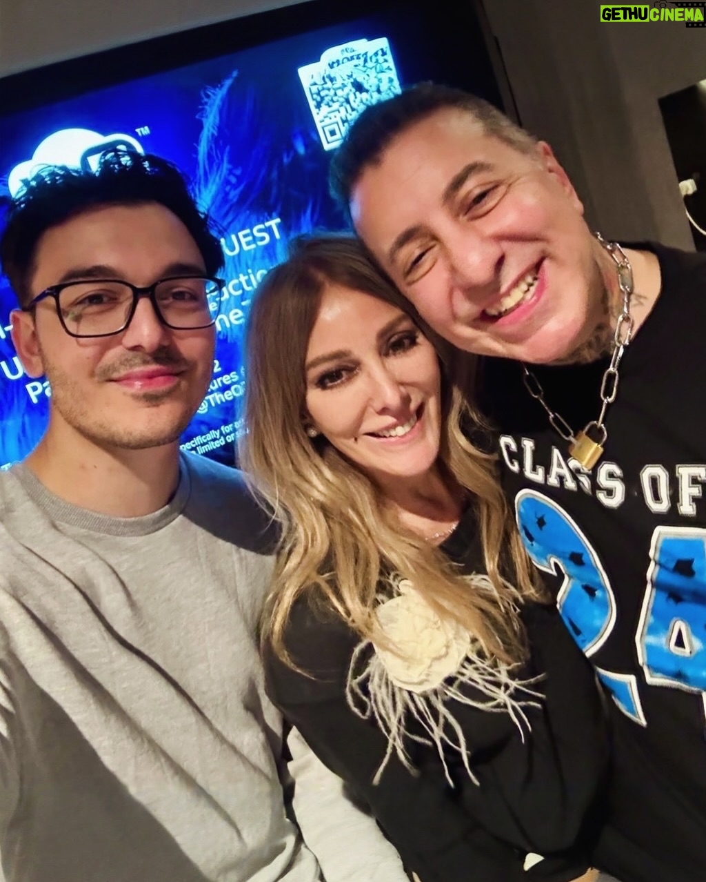 Zerrin Tekindor - 79.3K Likes - Pazar akşamı @theo2london’da 20 bin kişiyle birlikte unutulmaz bir gece yaşandı. Uzun zamandır bir konserde bu kadar heyecanlı, coşkulu ve yerinde duramayan bir kalabalık görmemiştim. @tarkan, hepimizin özlediği o ortak ruhu; birlikte şarkı söyleyip dans etmenin, aynı anda duygulanıp sonra hep birlikte zıplamanın o müthiş enerjisini yeniden canlandırdı. Kalpten kalbe bir yol açtı, birlik ve beraberlik duygusunu hatırlattı. Umarım bu ruh solmaz.

Sevgili arkadaşım @cansengun1’ün yeteneğine hep çok hayrandım. İnanılmazdı her zamanki gibi. Onu bu sahnede izlemek çok gurur verici.

Birlikte çalışmaktan mutluluk duyduğum @sahmeranentertainment ise her zamanki gibi inanılmaz kaliteli bir organizasyona imza atmış. Tüm ekibi tebrik ederim.

#tarkanlive #tarkaneu2025