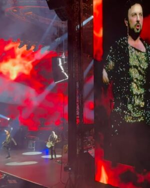 Zerrin Tekindor Instagram - Pazar akşamı @theo2london’da 20 bin kişiyle birlikte unutulmaz bir gece yaşandı. Uzun zamandır bir konserde bu kadar heyecanlı, coşkulu ve yerinde duramayan bir kalabalık görmemiştim. @tarkan, hepimizin özlediği o ortak ruhu; birlikte şarkı söyleyip dans etmenin, aynı anda duygulanıp sonra hep birlikte zıplamanın o müthiş enerjisini yeniden canlandırdı. Kalpten kalbe bir yol açtı, birlik ve beraberlik duygusunu hatırlattı. Umarım bu ruh solmaz.

Sevgili arkadaşım @cansengun1’ün yeteneğine hep çok hayrandım. İnanılmazdı her zamanki gibi. Onu bu sahnede izlemek çok gurur verici.

Birlikte çalışmaktan mutluluk duyduğum @sahmeranentertainment ise her zamanki gibi inanılmaz kaliteli bir organizasyona imza atmış. Tüm ekibi tebrik ederim.

#tarkanlive #tarkaneu2025
