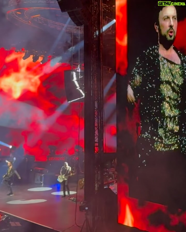 Zerrin Tekindor - 79.3K Likes - Pazar akşamı @theo2london’da 20 bin kişiyle birlikte unutulmaz bir gece yaşandı. Uzun zamandır bir konserde bu kadar heyecanlı, coşkulu ve yerinde duramayan bir kalabalık görmemiştim. @tarkan, hepimizin özlediği o ortak ruhu; birlikte şarkı söyleyip dans etmenin, aynı anda duygulanıp sonra hep birlikte zıplamanın o müthiş enerjisini yeniden canlandırdı. Kalpten kalbe bir yol açtı, birlik ve beraberlik duygusunu hatırlattı. Umarım bu ruh solmaz.

Sevgili arkadaşım @cansengun1’ün yeteneğine hep çok hayrandım. İnanılmazdı her zamanki gibi. Onu bu sahnede izlemek çok gurur verici.

Birlikte çalışmaktan mutluluk duyduğum @sahmeranentertainment ise her zamanki gibi inanılmaz kaliteli bir organizasyona imza atmış. Tüm ekibi tebrik ederim.

#tarkanlive #tarkaneu2025