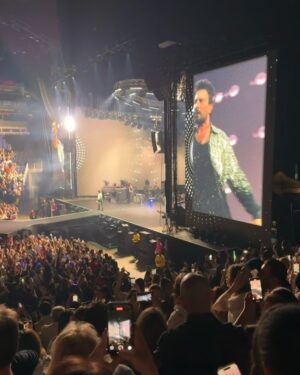Zerrin Tekindor Instagram - Pazar akşamı @theo2london’da 20 bin kişiyle birlikte unutulmaz bir gece yaşandı. Uzun zamandır bir konserde bu kadar heyecanlı, coşkulu ve yerinde duramayan bir kalabalık görmemiştim. @tarkan, hepimizin özlediği o ortak ruhu; birlikte şarkı söyleyip dans etmenin, aynı anda duygulanıp sonra hep birlikte zıplamanın o müthiş enerjisini yeniden canlandırdı. Kalpten kalbe bir yol açtı, birlik ve beraberlik duygusunu hatırlattı. Umarım bu ruh solmaz.

Sevgili arkadaşım @cansengun1’ün yeteneğine hep çok hayrandım. İnanılmazdı her zamanki gibi. Onu bu sahnede izlemek çok gurur verici.

Birlikte çalışmaktan mutluluk duyduğum @sahmeranentertainment ise her zamanki gibi inanılmaz kaliteli bir organizasyona imza atmış. Tüm ekibi tebrik ederim.

#tarkanlive #tarkaneu2025