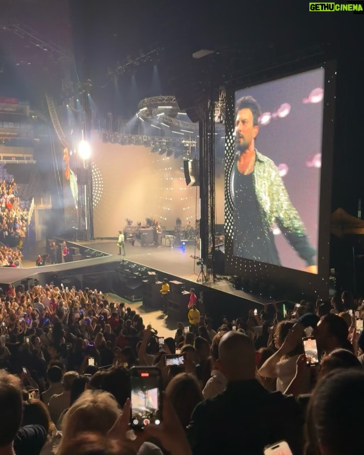 Zerrin Tekindor - 79.3K Likes - Pazar akşamı @theo2london’da 20 bin kişiyle birlikte unutulmaz bir gece yaşandı. Uzun zamandır bir konserde bu kadar heyecanlı, coşkulu ve yerinde duramayan bir kalabalık görmemiştim. @tarkan, hepimizin özlediği o ortak ruhu; birlikte şarkı söyleyip dans etmenin, aynı anda duygulanıp sonra hep birlikte zıplamanın o müthiş enerjisini yeniden canlandırdı. Kalpten kalbe bir yol açtı, birlik ve beraberlik duygusunu hatırlattı. Umarım bu ruh solmaz.

Sevgili arkadaşım @cansengun1’ün yeteneğine hep çok hayrandım. İnanılmazdı her zamanki gibi. Onu bu sahnede izlemek çok gurur verici.

Birlikte çalışmaktan mutluluk duyduğum @sahmeranentertainment ise her zamanki gibi inanılmaz kaliteli bir organizasyona imza atmış. Tüm ekibi tebrik ederim.

#tarkanlive #tarkaneu2025