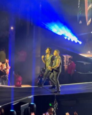 Zerrin Tekindor Instagram - Pazar akşamı @theo2london’da 20 bin kişiyle birlikte unutulmaz bir gece yaşandı. Uzun zamandır bir konserde bu kadar heyecanlı, coşkulu ve yerinde duramayan bir kalabalık görmemiştim. @tarkan, hepimizin özlediği o ortak ruhu; birlikte şarkı söyleyip dans etmenin, aynı anda duygulanıp sonra hep birlikte zıplamanın o müthiş enerjisini yeniden canlandırdı. Kalpten kalbe bir yol açtı, birlik ve beraberlik duygusunu hatırlattı. Umarım bu ruh solmaz.

Sevgili arkadaşım @cansengun1’ün yeteneğine hep çok hayrandım. İnanılmazdı her zamanki gibi. Onu bu sahnede izlemek çok gurur verici.

Birlikte çalışmaktan mutluluk duyduğum @sahmeranentertainment ise her zamanki gibi inanılmaz kaliteli bir organizasyona imza atmış. Tüm ekibi tebrik ederim.

#tarkanlive #tarkaneu2025