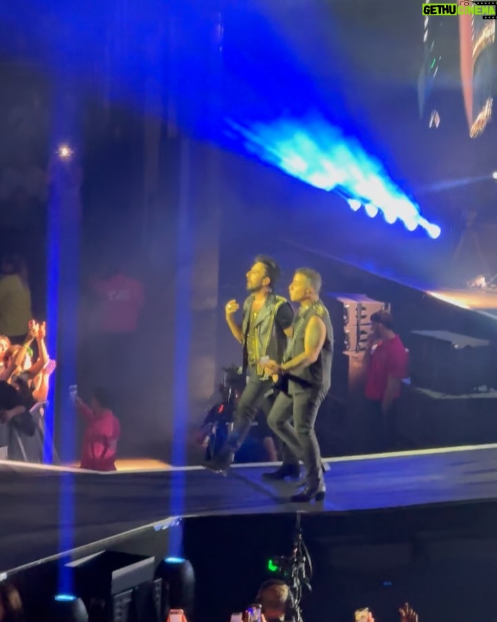 Zerrin Tekindor - 79.3K Likes - Pazar akşamı @theo2london’da 20 bin kişiyle birlikte unutulmaz bir gece yaşandı. Uzun zamandır bir konserde bu kadar heyecanlı, coşkulu ve yerinde duramayan bir kalabalık görmemiştim. @tarkan, hepimizin özlediği o ortak ruhu; birlikte şarkı söyleyip dans etmenin, aynı anda duygulanıp sonra hep birlikte zıplamanın o müthiş enerjisini yeniden canlandırdı. Kalpten kalbe bir yol açtı, birlik ve beraberlik duygusunu hatırlattı. Umarım bu ruh solmaz.

Sevgili arkadaşım @cansengun1’ün yeteneğine hep çok hayrandım. İnanılmazdı her zamanki gibi. Onu bu sahnede izlemek çok gurur verici.

Birlikte çalışmaktan mutluluk duyduğum @sahmeranentertainment ise her zamanki gibi inanılmaz kaliteli bir organizasyona imza atmış. Tüm ekibi tebrik ederim.

#tarkanlive #tarkaneu2025