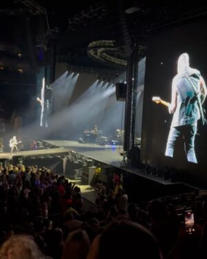 Zerrin Tekindor Instagram - Pazar akşamı @theo2london’da 20 bin kişiyle birlikte unutulmaz bir gece yaşandı. Uzun zamandır bir konserde bu kadar heyecanlı, coşkulu ve yerinde duramayan bir kalabalık görmemiştim. @tarkan, hepimizin özlediği o ortak ruhu; birlikte şarkı söyleyip dans etmenin, aynı anda duygulanıp sonra hep birlikte zıplamanın o müthiş enerjisini yeniden canlandırdı. Kalpten kalbe bir yol açtı, birlik ve beraberlik duygusunu hatırlattı. Umarım bu ruh solmaz.

Sevgili arkadaşım @cansengun1’ün yeteneğine hep çok hayrandım. İnanılmazdı her zamanki gibi. Onu bu sahnede izlemek çok gurur verici.

Birlikte çalışmaktan mutluluk duyduğum @sahmeranentertainment ise her zamanki gibi inanılmaz kaliteli bir organizasyona imza atmış. Tüm ekibi tebrik ederim.

#tarkanlive #tarkaneu2025