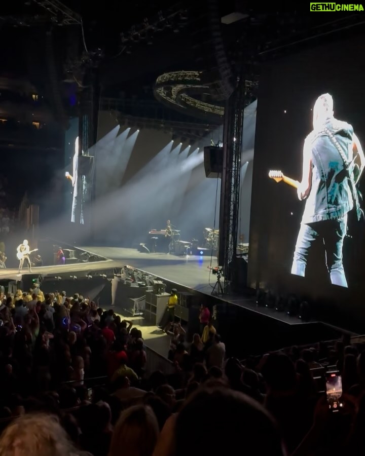 Zerrin Tekindor - 79.3K Likes - Pazar akşamı @theo2london’da 20 bin kişiyle birlikte unutulmaz bir gece yaşandı. Uzun zamandır bir konserde bu kadar heyecanlı, coşkulu ve yerinde duramayan bir kalabalık görmemiştim. @tarkan, hepimizin özlediği o ortak ruhu; birlikte şarkı söyleyip dans etmenin, aynı anda duygulanıp sonra hep birlikte zıplamanın o müthiş enerjisini yeniden canlandırdı. Kalpten kalbe bir yol açtı, birlik ve beraberlik duygusunu hatırlattı. Umarım bu ruh solmaz.

Sevgili arkadaşım @cansengun1’ün yeteneğine hep çok hayrandım. İnanılmazdı her zamanki gibi. Onu bu sahnede izlemek çok gurur verici.

Birlikte çalışmaktan mutluluk duyduğum @sahmeranentertainment ise her zamanki gibi inanılmaz kaliteli bir organizasyona imza atmış. Tüm ekibi tebrik ederim.

#tarkanlive #tarkaneu2025