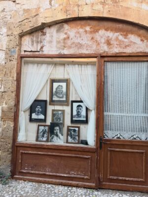 Zeynep Ozbatur Atakan Instagram - Haftaya merhaba☀️ Bu fotoğrafları çok yakın bir zamanda çektim. Yoğun tempo arası bazen çok kısa molalar veriyoruz. Ben genellikle instagram'da akışa kendi rutinime dair çok seçtiğim ve burada izinin kalmasını istediğim şeyleri paylaşıyorum. Bu da yine bu yazdan kalmasını istediklerimden birisi...
💫💫💫
Şimdi gelelim bu fotoğrafın hikayesine, aslında ben de ve hiçbirimiz bilmiyoruz. Bunları çeken ve vitrinine asan fotoğrafçı da bilmiyor... Hepsi hayatımızdan bir 'an' olarak geçiyor... Hayat, farkında olmadan geçip giderken böyle bir vitrinde o 'an'ın tanıklığındaki insanlara göre nasıldı acaba? Mesela sağda ve soldaki beyefendilerin mağrurluğu, üstteki hanımefendinin ve annenin çocuklarıyla huzurlu hali, bisikletli adam, iki arkadaş keyfi... Ama en önde duran neşeli bebek...Her şey geliyor ve geçiyor... Bırakacağınız objektife baktığınız  bir fotoğrafın duygusu kadar kısa ve aynı zamanda çok uzun... 
💫💫💫
Bu kadar kaosun içinde tek bir 'an' bile çok değerli. O yüzden de fotoğraf ve sinema bir mucize gibi🙏 Hep diyorum ya, her yerde çok fazla hikaye var, mesele görebilmek... Bu pazartesi böyle bir paylaşım yapmak istedim. Zira pazartesiler gelip geçiyor aynı hayat gibi...
💫💫💫
Şimdi bir soru ile bitireyim: 
Ben bu fotoğrafı nerede çektim? Tahminleri yorumlarda bekliyorum☀️☀️☀️