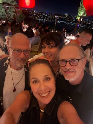 Zeynep Ozbatur Atakan Instagram - #stevebuscemi ile şahane bir gece... Hemde İstanbul'da... Çünkü, canım arkadaşım @tolgakaracelik şahane bir film çekti. Üstelik çok büyük bir emekle... Cesaret,özveri ve disiplin... Sonra #saykoterapifilm ortaya çıktı. Ve şimdi vizyona giriyor. Bu arada başrol oyuncusu @_stevebuscemi_ İstanbul'a geldi. Ve bu gece filmi kutladık. Ama hep derim ya, film dünyası sandığımız kadar büyük değil. Süreç içinde çok değerli dostlar biriktiriyor insan... Steve ile gece sohbet ederken o kadar çok ortak dost çıktı ki, bu fotoğraflar başta olmak üzere bir dolu fotoaf çektik ve dünyanın dört bir yanına yolladık. Oradan bir güzel enerjiler döndü bize... Çok güzel bir geceydi. Ve tabiki İstanbul ve güz zamanı... Filmin yolu açık olsun ve Tolga hep film çeksin🙏 bizi sanatıyla şifalandırsın👍Tabiki @duyguaaltug @tugce.altug iyi ki varsınız. Ve @zumrutyezdani bu güzel gece için çok teşekkürler😍😘💜💜 SAYKOTERAPİ 26 Eylül'de vizyonda, kaçırmayın! #saykoterapifilm #stevebuscemi #tolgakaraçelik