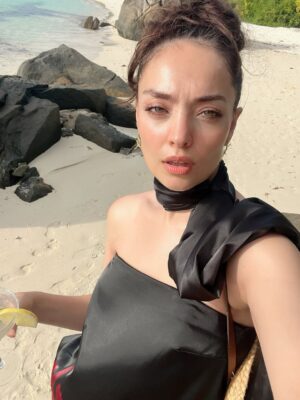Zeynep Tuğçe Bayat Instagram - Biraz da kendimi paylaşayım dedim ama sonuç yine @atlas_elcin 🫠 Neyse açılış ve kapanış benimle en azından idare edin ♥️