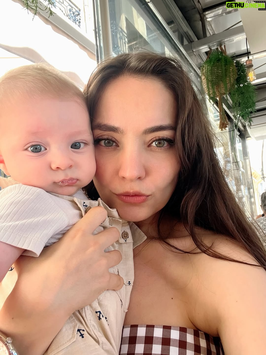 Zeynep Tuğçe Bayat - 34.8K Likes - Biraz da kendimi paylaşayım dedim ama sonuç yine @atlas_elcin 🫠 Neyse açılış ve kapanış benimle en azından idare edin ♥️