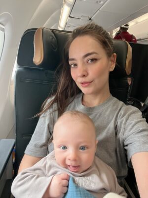 Zeynep Tuğçe Bayat Instagram - Biraz da kendimi paylaşayım dedim ama sonuç yine @atlas_elcin 🫠 Neyse açılış ve kapanış benimle en azından idare edin ♥️