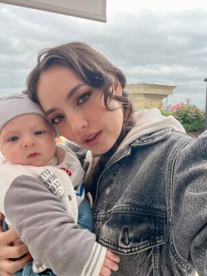 Zeynep Tuğçe Bayat Instagram - Biraz da kendimi paylaşayım dedim ama sonuç yine @atlas_elcin 🫠 Neyse açılış ve kapanış benimle en azından idare edin ♥️