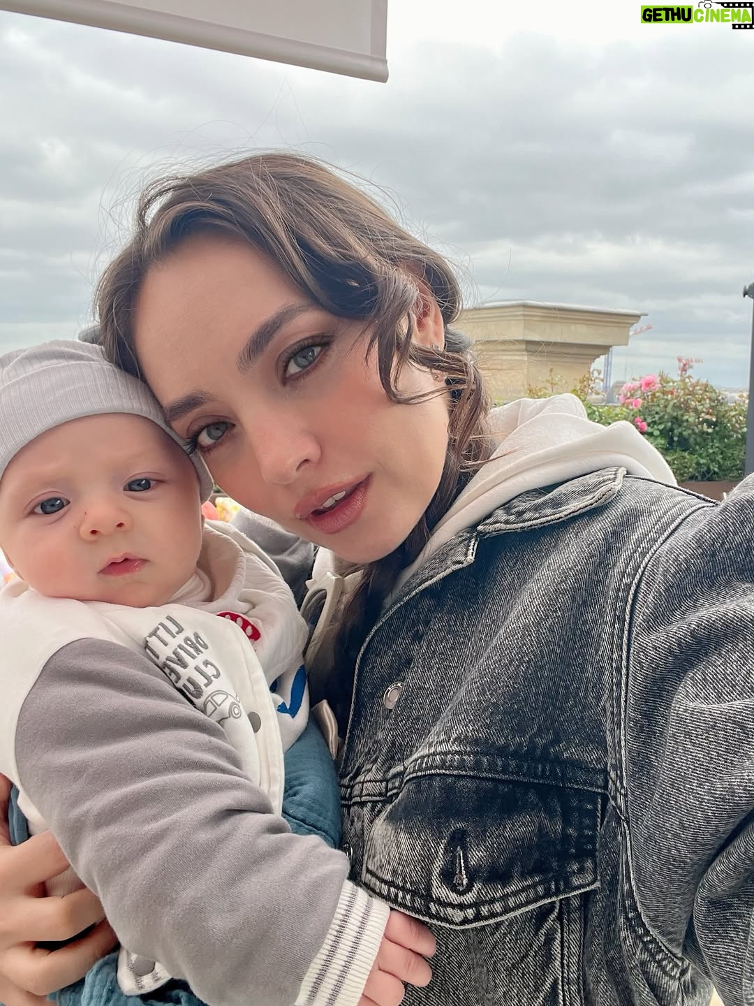 Zeynep Tuğçe Bayat - 34.8K Likes - Biraz da kendimi paylaşayım dedim ama sonuç yine @atlas_elcin 🫠 Neyse açılış ve kapanış benimle en azından idare edin ♥️