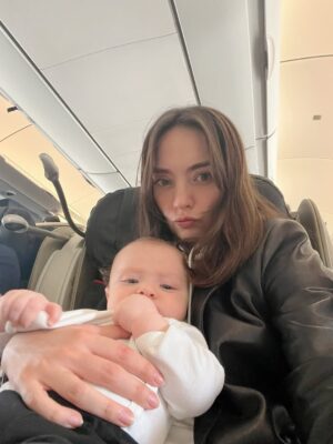 Zeynep Tuğçe Bayat Instagram - Biraz da kendimi paylaşayım dedim ama sonuç yine @atlas_elcin 🫠 Neyse açılış ve kapanış benimle en azından idare edin ♥️