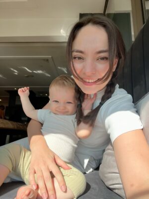 Zeynep Tuğçe Bayat Instagram - Biraz da kendimi paylaşayım dedim ama sonuç yine @atlas_elcin 🫠 Neyse açılış ve kapanış benimle en azından idare edin ♥️