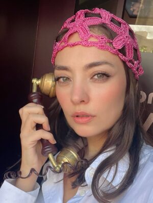 Zeynep Tuğçe Bayat Instagram - Biraz da kendimi paylaşayım dedim ama sonuç yine @atlas_elcin 🫠 Neyse açılış ve kapanış benimle en azından idare edin ♥️
